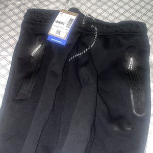 Black Nike Sportswear Tech Fleece (Refurbished Slightly imperfect)